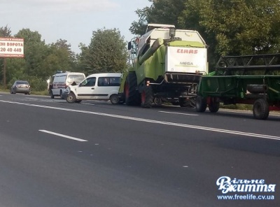 На трасі в Новому Киселеві на Буковині зіткнулися дві автівки та комбайн