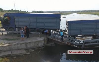 На Миколаївщині під вантажівкою затонув понтонний міст