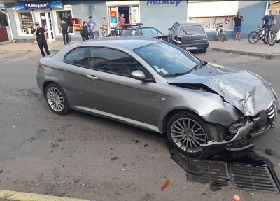 На Буковині Alfa-Romeo на єврономерах врізалася у Golf