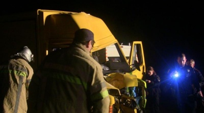 У Чернівцях вантажівка врізалась у стовп - водія затиснуло у кабіні автомобіля (ФОТО)