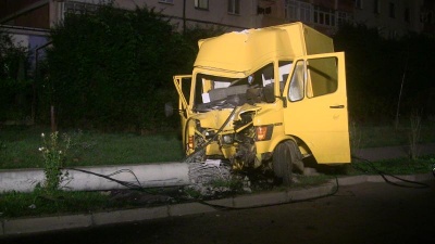 У Чернівцях вантажівка врізалась у стовп - водія затиснуло у кабіні автомобіля (ФОТО)