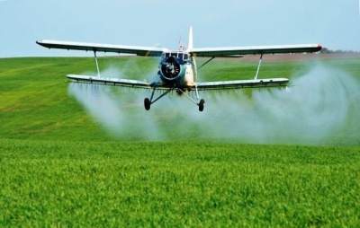 Кропили поля, отруїлися люди: на Буковині 14 осіб звернулися до медиків після розпилення літаком пестицидів