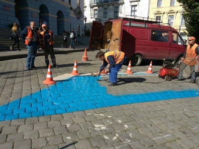 У Чернівцях під мерією облаштовують місце для паркування водіїв з інвалідністю (ФОТО)