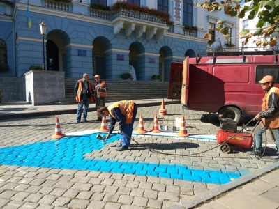 У Чернівцях під мерією облаштовують місце для паркування водіїв з інвалідністю (ФОТО)