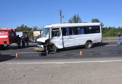 Внаслідок ДТП під Чернівцями травмувалося двоє пасажирів маршрутки, - поліція