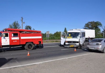 Внаслідок ДТП під Чернівцями травмувалося двоє пасажирів маршрутки, - поліція