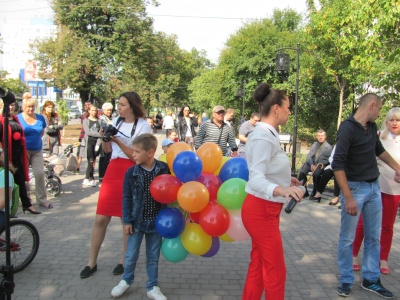 У Чернівцях на відкритті Алеї Небайдужості пили шампанське (ФОТО)