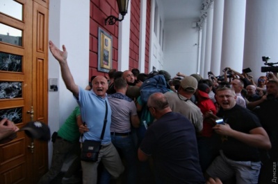 В Одесі під мерією сталася бійка - виник стихійний мітинг через загибель дітей у таборі