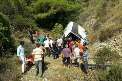 У Туреччині туристичний автобус впав у прірву. Загинули щонайменше 4 осіб