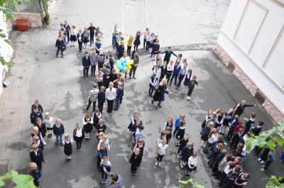 У Чернівецькій гімназії провели флешмоб  до Дня миру