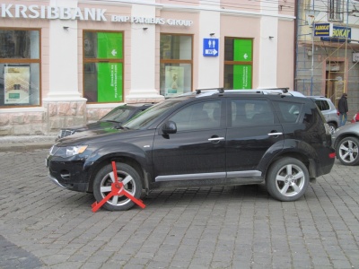 У центрі Чернівці посеред дороги залишили джип