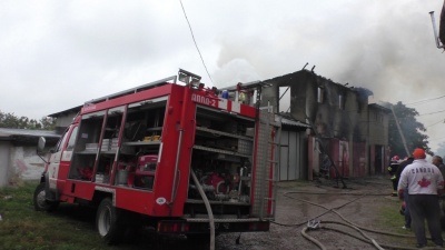 Вогонь поширився на 400 кв.метрів - рятувальники про пожежу в гаражах