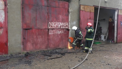 Вогонь поширився на 400 кв.метрів - рятувальники про пожежу в гаражах