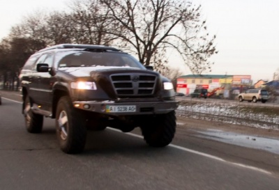 Дорогами України їздить саморобний позашляховик розміром з КамАЗ. ФОТО