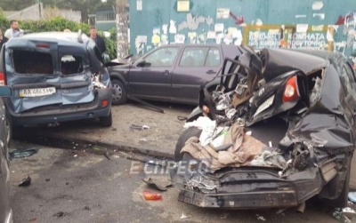 У Києві на Лісовій зіткнулися шість автомобілів, пошкоджено придорожню кав'ярню