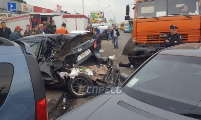 У Києві на Лісовій зіткнулися шість автомобілів, пошкоджено придорожню кав'ярню