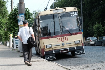 Суд виправдав пенсіонера, який у Чернівцях зненацька побив водія тролейбуса