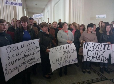 «Почуйте голос громади»: група людей пікетує Чернівецьку облраду з вимогою не блокувати децентралізацію