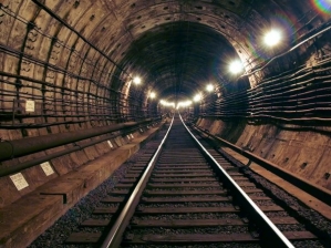 У київському метро загинув чоловік, який гуляв у тунелі