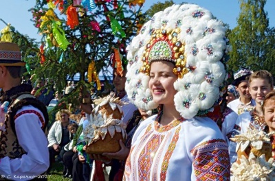 Весілля по-буковинськи: у музеї просто неба фольклорні колективи демонстрували народні звичаї