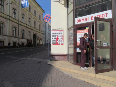 У головному банку пояснили, чому слабне гривня