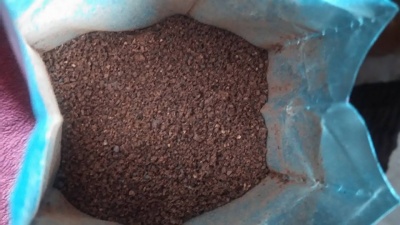 «Не кава, а якісь згорілі сухарі»: чернівчанка придбала на Калинці фальсифікат під брендом Lavazza
