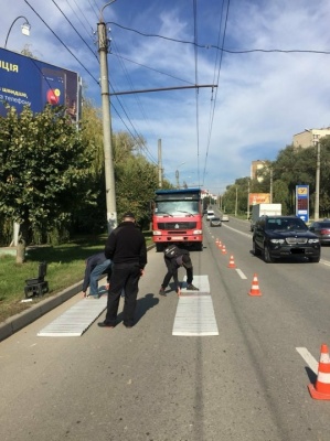 У Чернівцях правоохоронці зупиняють і зважують вантажівки