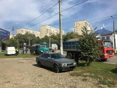 У Чернівцях правоохоронці зупиняють і зважують вантажівки