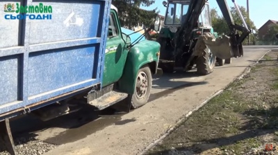 У Чернівецькій області вантажівка із зерном раптово провалилась під асфальт (ВІДЕО)