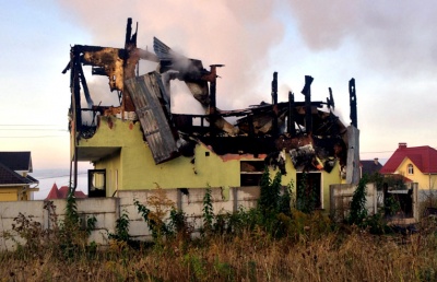 На Буковині через несправний димар уночі згорів будинок