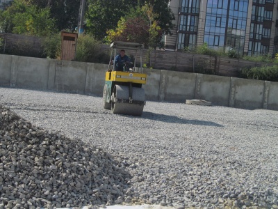 На стадіоні у Чернівцях готують основу для штучного покриття (ФОТО)