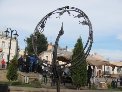 Ковалі подарували місту триметрового лелеку (ФОТО)