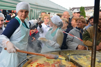 У Чернівцях яєчнею нагодували майже двісті людей (ФОТО)