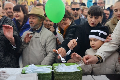 У Чернівцях яєчнею нагодували майже двісті людей (ФОТО)