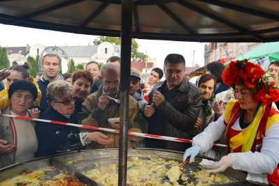 У Чернівцях яєчнею нагодували майже двісті людей (ФОТО)