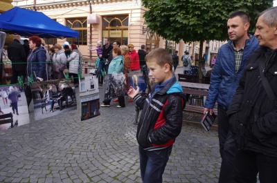 Жіночі портрети на тлі Чернівців: На Кобилянській організували фотосушку до Дня міста (ФОТО)