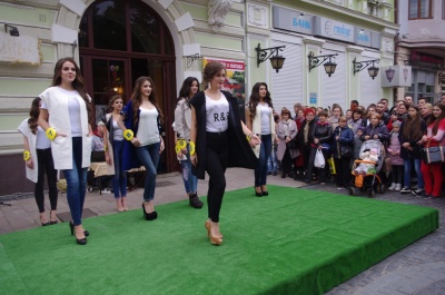 У Чернівцях дівчата змагалися за звання найкращої нареченої року (ФОТО)