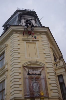 Перевдягання «Європи» у Чернівцях: статуя традиційно змінила своє вбрання (ФОТО)