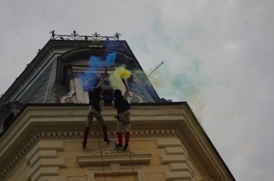 Перевдягання «Європи» у Чернівцях: статуя традиційно змінила своє вбрання (ФОТО)