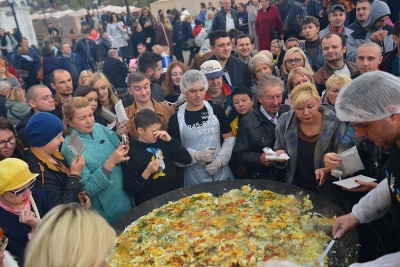 Гігантська яєчня, триметровий лелека і найкращий вчитель України. Головні новини Чернівців за 7 жовтня