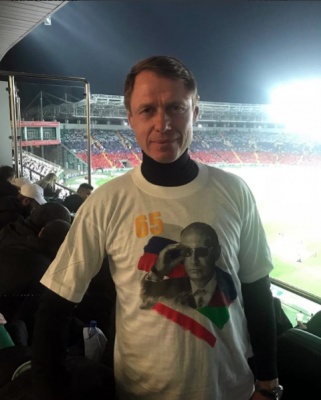 Екс-тренер львівських «Карпат» сфотографувався у футболці з Путіним