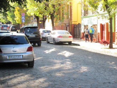 У Чернівцях відкрили вулицю Хмельницького – автівки вже гасають (ФОТО)