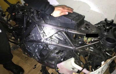 Чернівчанин намагався завезти в Україну крадені мотоцикли та зброю (ФОТО)
