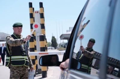 У Чернівецькій області біля кордону утворилась черга із понад 100 вантажівок