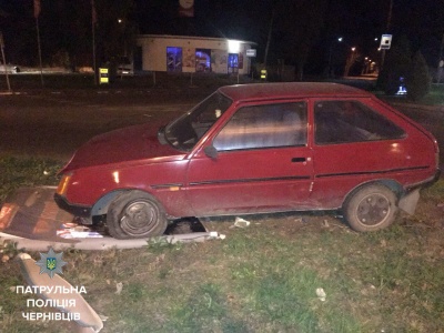 У Чернівцях вночі одне авто збило рекламний щит, інше врізалося в дерево