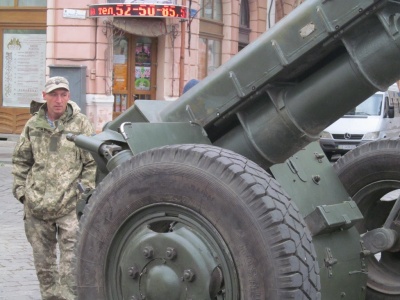 Гармати біля драмтеатру: у Чернівцях влаштували виставку військової техніки