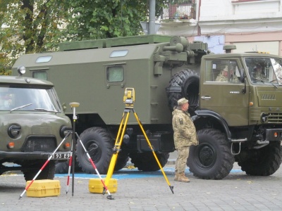 Гармати біля драмтеатру: у Чернівцях влаштували виставку військової техніки