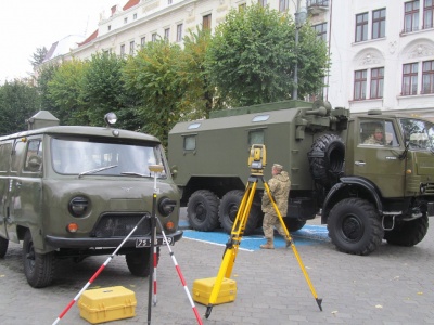 Гармати біля драмтеатру: у Чернівцях влаштували виставку військової техніки