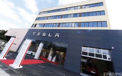 Tesla за тиждень звільнила близько 400 працівників