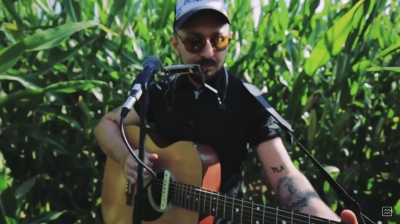 Музикант із Чернівців записав відео свого виступу серед кукурудзяного поля